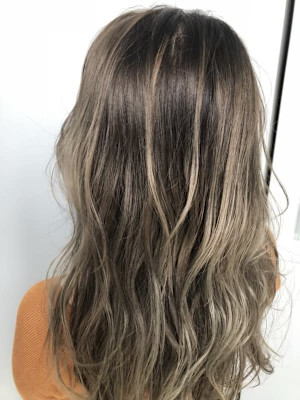 グラデーションカラー　グレージュ