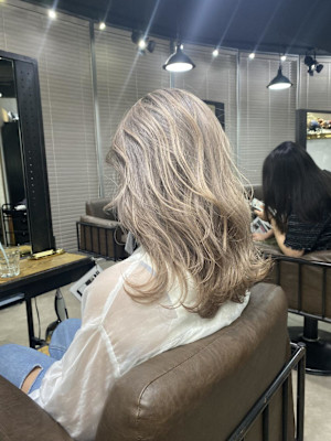 外国人風バレイヤージュ　ハイライトカラー　アッシュベージュ