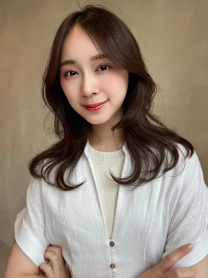 くびれミディアムレイヤースタイル