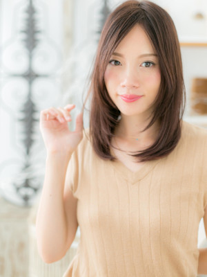 センターパート小顔ラベージュ流れるレイヤー　グレーベージュ