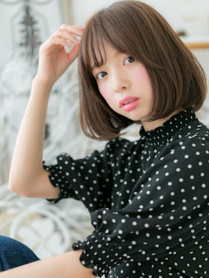 大人かわいい黒髪前下がり小顔ぷつっとボブ　アースカラー
