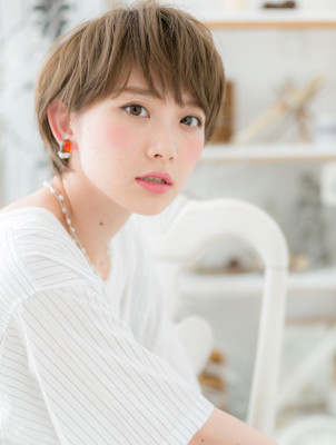 インナーカラー前下がり小顔マッシュショート　カーキベージュ