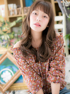 ミルクティーカラーくせ毛風小顔韓国風ロング　ぱっつん前髪