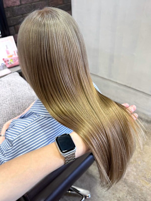 シルキーベージュ　ハイトーンロング 縮毛矯正 髪質改善カラー