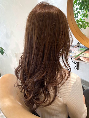 キャラメルブラウン　巻き髪アレンジ　レイヤースタイル