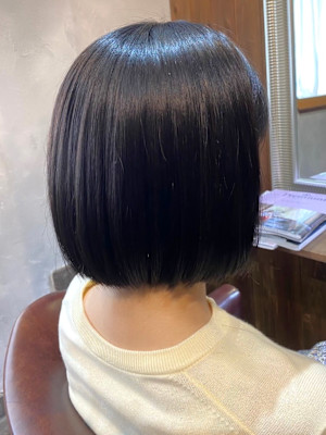 ミニボブ　丸みショートボブ　ツヤ髪ストレート