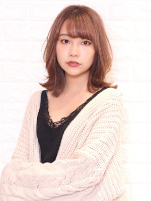 切りっぱなし　ミディアムボブ　くびれヘアで大人めに、、