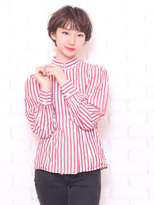 耳かけショートでこなれヘア