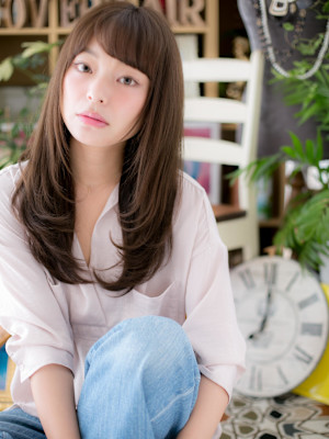 オリーブグレージュ前下がりレイヤーロング　グレージュカラー