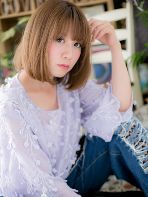 小顔♪前下がりｘハイトーンカラー大人ボブ　シルキーベージュ