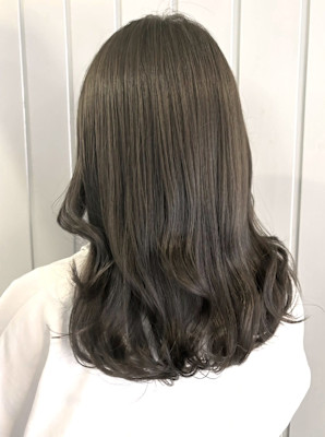 オリーブアッシュ　赤み消しカラー　グレー系カラー　セミロング