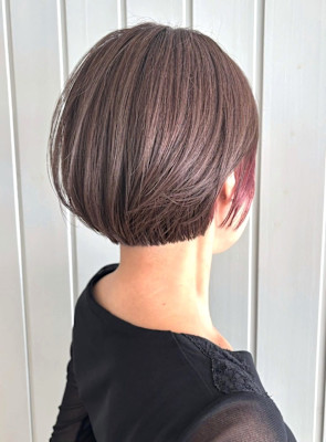 ピンクインナーカラー　ショートレイヤーボブ　丸みボブ