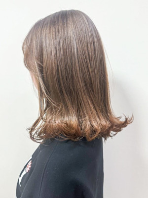ミルクティーアッシュ　鎖骨ミディアム　ロブヘア　外ハネ