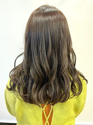 オリーブベージュ　コテ巻きアレンジ　ブリーチなしダブルカラー