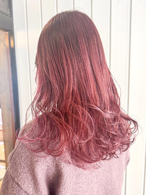 ローズピンク　ハイトーンカラー　巻き髪レイヤースタイル