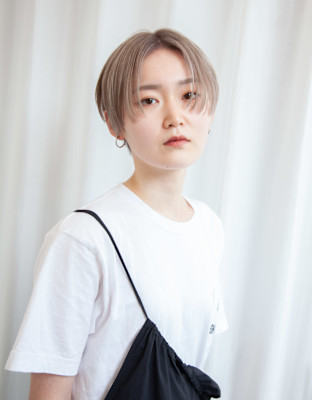 センターパート　ショート　ハンサムショート　ホワイトベージュ