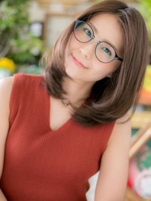 センターパートヘルシースタイル小顔セミディ　グレーベージュ