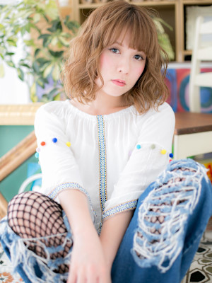 大人可愛いハイライトカラーくせ毛風小顔ボブ　ことりベージュ