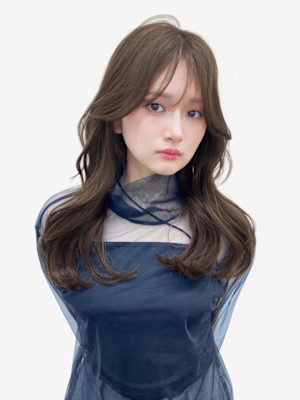 透明感グレージュカラーロングウルフレイヤー似合わせ