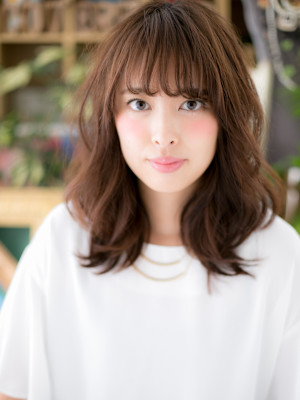 斜めバング小顔くせ毛風グレーベージュミディ　アースカラー