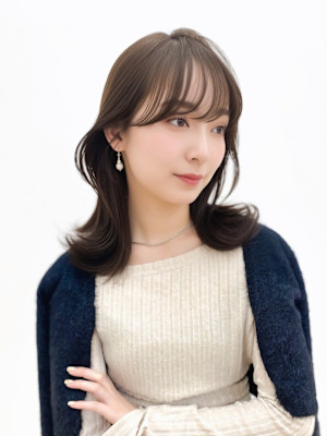 外ハネ　ミディアム　顔周りカット　くびれヘア　透明感カラー