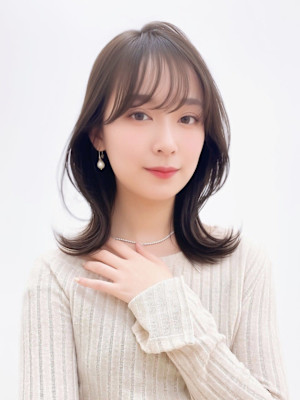 韓国ヘア　シースルーバング　くびれヘア　外ハネミディ　透明感