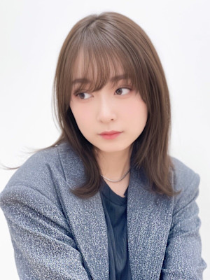 外ハネ　ミディアム　顔周りカット　くびれヘア　透明感カラー