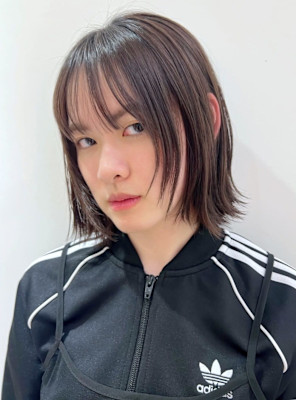 顔周りレイヤー　外ハネボブ　グレージュ　ハンサムショート