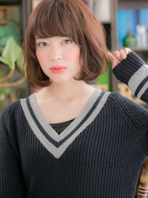 斜めバング大人かわいい前下がりグラボブ　グレージュカラー