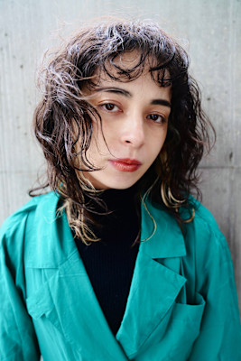 レイヤーにスパイラルパーマでモードな仕上がりに