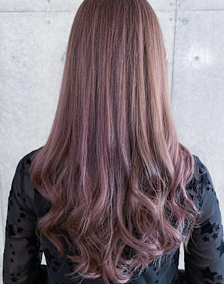 ピンクベージュ