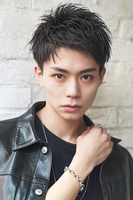 スーツ短髪ツーブロック束感モテる黒髪シークレットパーマ流行