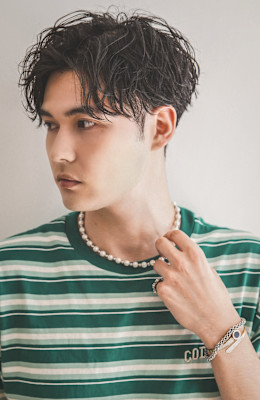 スーツ短髪ツーブロック束感モテる黒髪シークレットパーマ流行