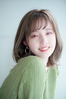 20代30代大人可愛いアッシュベージュくびれボブ耳掛け透明感