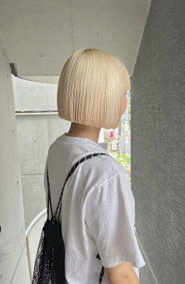 ホワイトベージュ　ホワイトカラー　抜きっぱなしブロンド