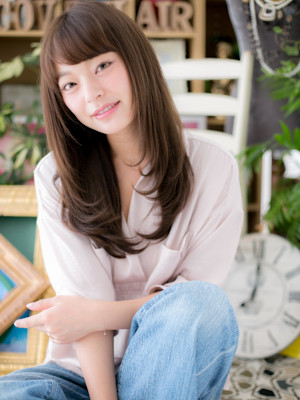 オリーブグレージュ前下がりレイヤーロング　ヘルシースタイル