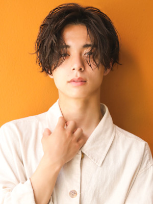 スーツ短髪ツーブロック束感モテる黒髪シークレットパーマ流行