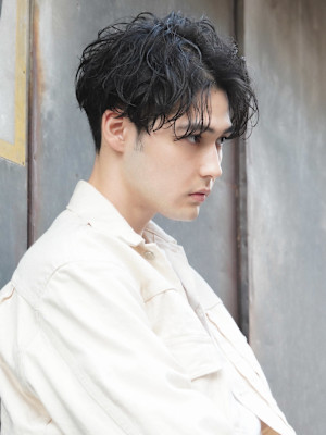 スーツ短髪ツーブロック束感モテる黒髪シークレットパーマ流行