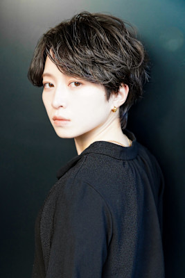 スーツ短髪ツーブロック束感モテる黒髪シークレットパーマ流行