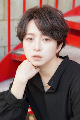 スーツ短髪ツーブロック束感モテる黒髪シークレットパーマ流行