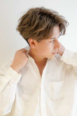 スーツ短髪ツーブロック束感モテる黒髪シークレットパーマ流行