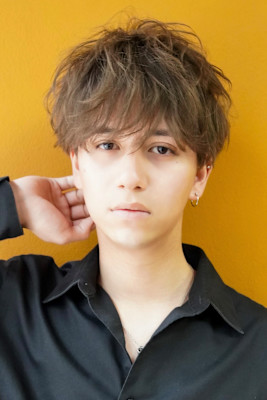 スーツ短髪ツーブロック束感モテる黒髪シークレットパーマ流行