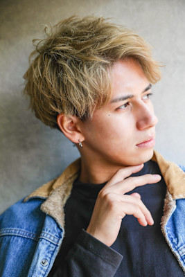 スーツ短髪ツーブロック束感モテる黒髪シークレットパーマ流行