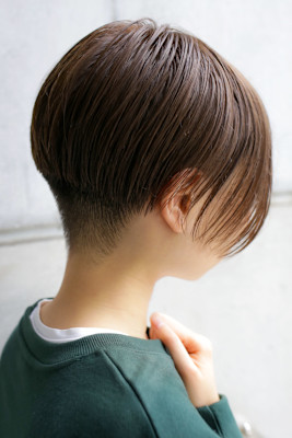 スーツ短髪ツーブロック束感モテる黒髪シークレットパーマ流行