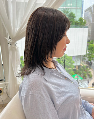 ミディアムスタイルの顔まわりレイヤーヘア♪