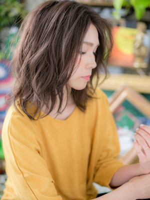 大人かわいい小顔センターパート波巻きミディ　アッシュオリーブ