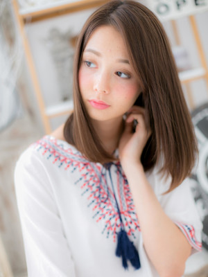 アシンメトリー艶カラー大人かわいい前下がり　グレーベージュ