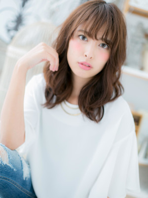 斜めバング小顔くせ毛風グレーベージュミディ　アッシュブラック