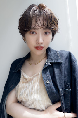 大人の女性らしさを引き立てるショートスタイル
