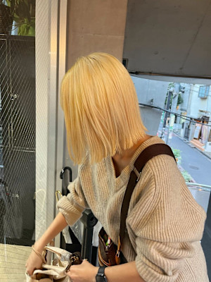 ホワイトベージュ　ホワイトカラー　抜きっぱなしブロンド